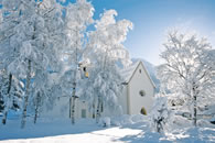Idyllische Winterlandschaft mit Kirche